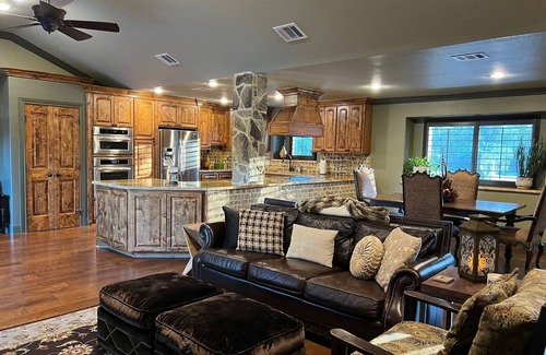 Friendswood Casa | GORGEOUS 1-BR, 1-BATH RANCH HOUSE Near Downtown Houston with AMAZING POOL &PATIO