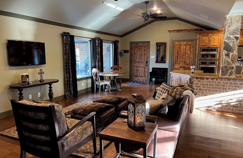 Friendswood Casa | GORGEOUS 1-BR, 1-BATH RANCH HOUSE Near Downtown Houston with AMAZING POOL &PATIO