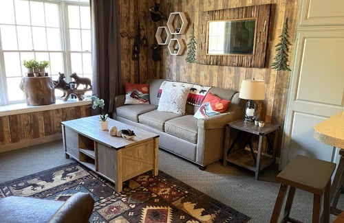 Hancock Apartamento | Gorgeous 1st FL Mtn View Jiminy Suite Sleeps 4 Ski On Off