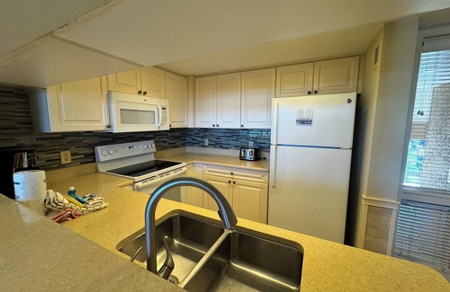 Shelter Cove Condominio | Gorgeous 2 bedroom villa overlooking Shelter Cove Harbour with pool and spa
