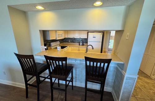 Shelter Cove Condominio | Gorgeous 2 bedroom villa overlooking Shelter Cove Harbour with pool and spa