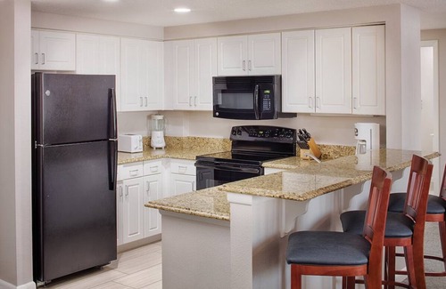 Seabreeze Historic District Complejo | Gorgeous 2-Bedroom Deluxe Suite in Beautiful Daytona Beach!