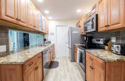 Pinecraft Casa | Gorgeous 2 BR / 2 BA Private Pool Home Near Siesta Key - Sweet Pineapple
