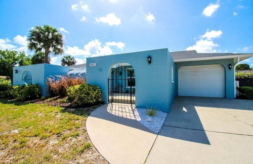 Pinecraft Casa | Gorgeous 2 BR / 2 BA Private Pool Home Near Siesta Key - Sweet Pineapple