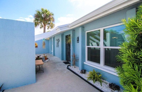Pinecraft Casa | Gorgeous 2 BR / 2 BA Private Pool Home Near Siesta Key - Sweet Pineapple