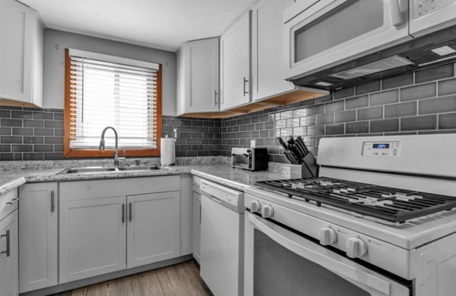 North Buffalo Apartamento | Gorgeous 2 Queen Bed North Buffalo Apartment with Free Driveway Parking