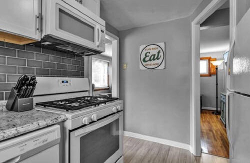North Buffalo Apartamento | Gorgeous 2 Queen Bed North Buffalo Apartment with Free Driveway Parking