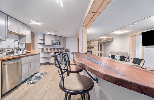 Drayton Plains Apartamento | GoRgEoUs 2b/2b Lakefront Apt w/Sauna! Boats Galore, patio, HUGE waterfront yard!