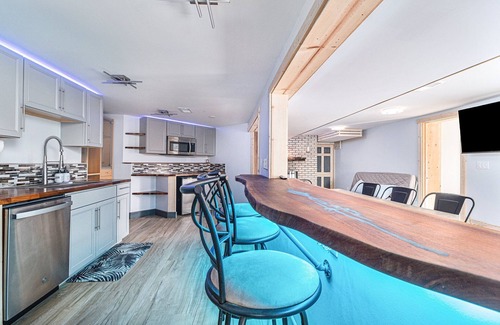 Drayton Plains Apartamento | GoRgEoUs 2b/2b Lakefront Apt w/Sauna! Boats Galore, patio, HUGE waterfront yard!