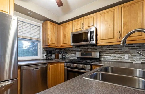 Prince George Casa | Gorgeous 2BR w/ parking & Wifi! Huge Yard