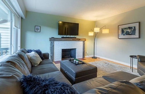 Prince George Casa | Gorgeous 2BR w/ parking & Wifi! Huge Yard