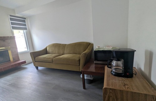 Northwest Calgary Casa | Gorgeous 3-bedroom house with AC and Hot tub for rent
