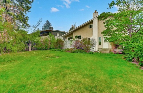 Northwest Calgary Casa | Gorgeous 3-bedroom house with AC and Hot tub for rent