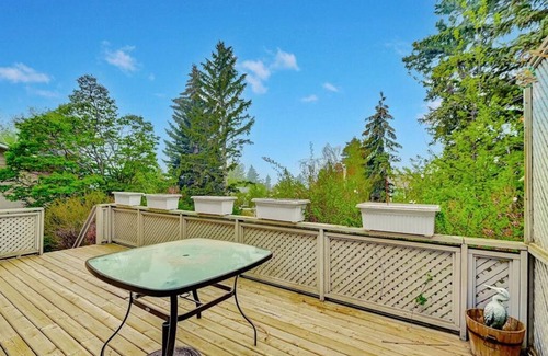 Northwest Calgary Casa | Gorgeous 3-bedroom house with AC and Hot tub for rent