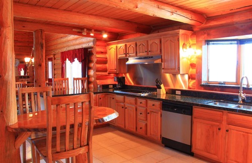 Moran Cabina | ¡Hermosa cabaña de troncos de varios niveles de 3 habitaciones con vistas grandiosas a Teton!