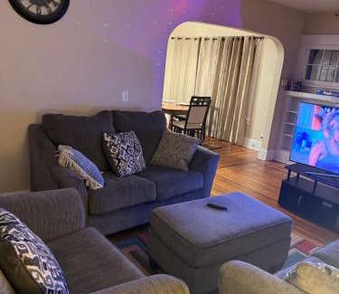 North Buffalo Casa | Gorgeous 3 BR Upper Unit Home