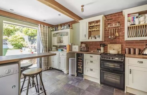 Eastleigh Cabaña | Gorgeous 3 storey cottage. Pet friendly! 7 miles from Winchester.