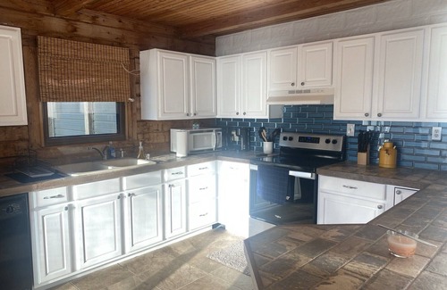 Kingston Casa | Gorgeous 3 story lake Texoma home on the water !