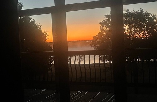 Kingston Casa | Gorgeous 3 story lake Texoma home on the water !