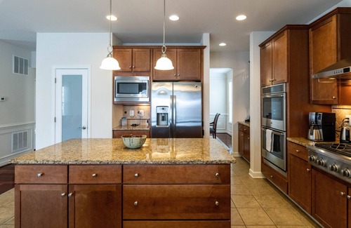 Virginia Square Casa | Gorgeous 3000+ SF, 5BR, 5BA -10 min to DC - Families, Arlington Cemetery