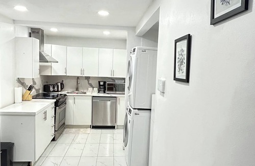 Aylmer Casa | Gorgeous 3BR Home Modern & Fully New Updated