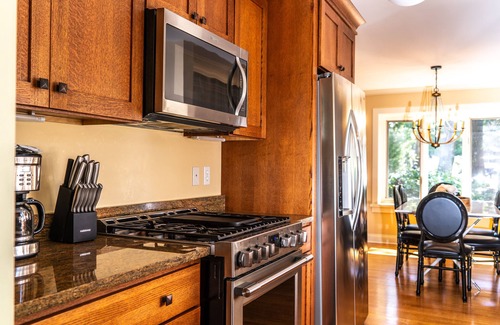 Fontana Casa | Gorgeous 4 BDR Home in Popular Abbey Springs!