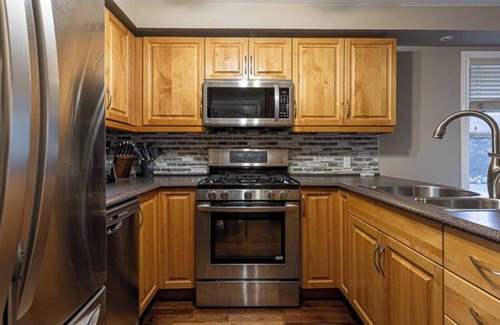 Prince George Casa | Gorgeous 4 Bedrooms I 2 Baths w/ Parking & WI-FI
