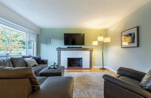 Prince George Casa | Gorgeous 4 Bedrooms I 2 Baths w/ Parking & WI-FI