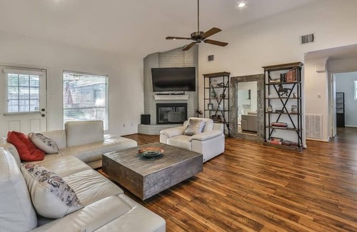 Briarforest Casa | Gorgeous 4 bedroom 2 bath home in center Houston