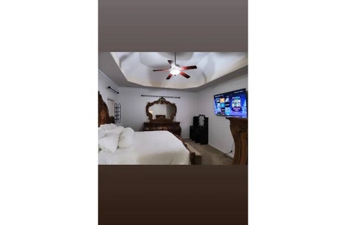 Hogansville Casa | Gorgeous 4 bedroom 3 bath with a pool