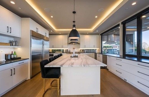 Central Houghton Casa | Gorgeous 4 bedroom/5 bath Designer Home, gym, AC, views!