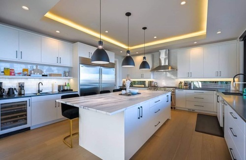 Central Houghton Casa | Gorgeous 4 bedroom/5 bath Designer Home, gym, AC, views!