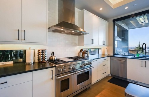 Central Houghton Casa | Gorgeous 4 bedroom/5 bath Designer Home, gym, AC, views!