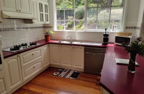Eltham Casa | Gorgeous 4-Bedroom Home & Venue on a Mansion - an acre land with Pool & Garden n