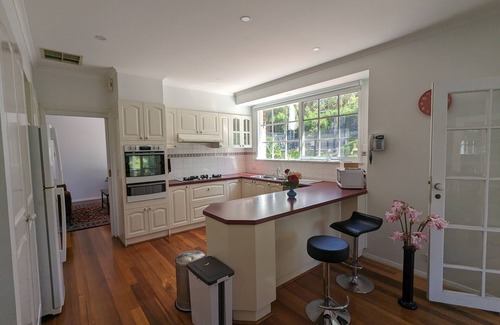 Eltham Casa | Gorgeous 4-Bedroom Home & Venue on a Mansion - an acre land with Pool & Garden n