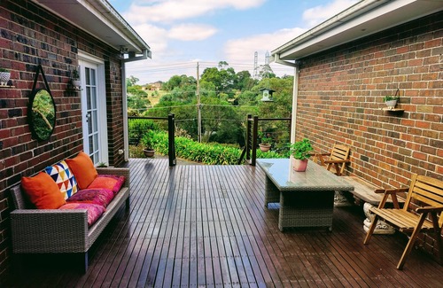 Eltham Casa | Gorgeous 4-Bedroom Home & Venue on a Mansion - an acre land with Pool & Garden n