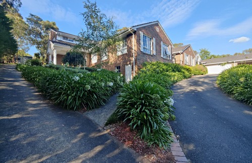 Eltham Casa | Gorgeous 4-Bedroom Home & Venue on a Mansion - an acre land with Pool & Garden n