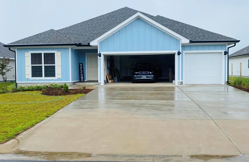 Gulf Breeze Casa | Gorgeous 4 Bedroom 3 Bathroom Home close to the Navarre Beach, Community Pool