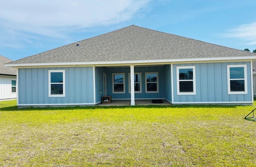 Gulf Breeze Casa | Gorgeous 4 Bedroom 3 Bathroom Home close to the Navarre Beach, Community Pool