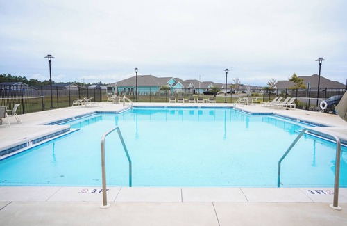 Gulf Breeze Casa | Gorgeous 4 Bedroom 3 Bathroom Home close to the Navarre Beach, Community Pool
