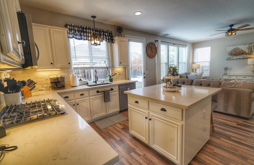 Windsor Casa | Gorgeous 4 bedroom w/ hot tub in Windsor