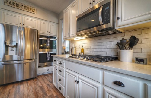 Windsor Casa | Gorgeous 4 bedroom w/ hot tub in Windsor