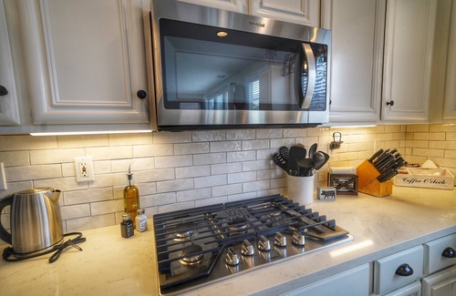 Windsor Casa | Gorgeous 4 bedroom w/ hot tub in Windsor