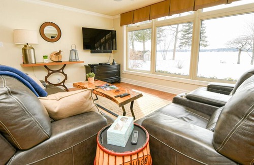 Selwyn Cabaña | Gorgeous 4 Bedrooms Waterfront Vacation Cottage In Kawartha Lakes /Peterborough.