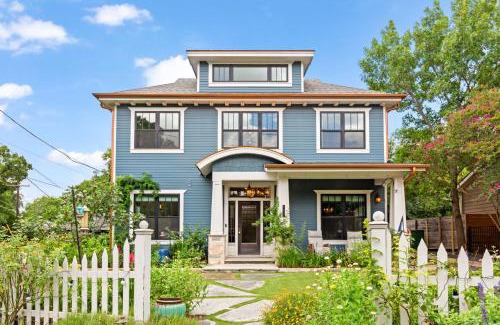 Westfield Casa | Gorgeous 4BD Plus Studio for 12 with Fire Pit & Near Downtown