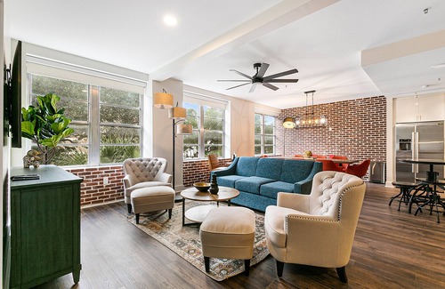 Central Business District Apartamento | Gorgeous 4BR Condo Steps to FQ