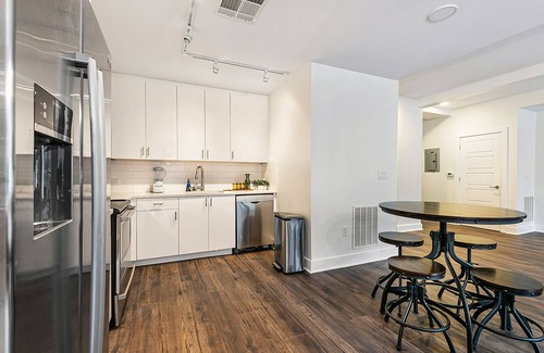 Central Business District Apartamento | Gorgeous 4BR Condo Steps to FQ