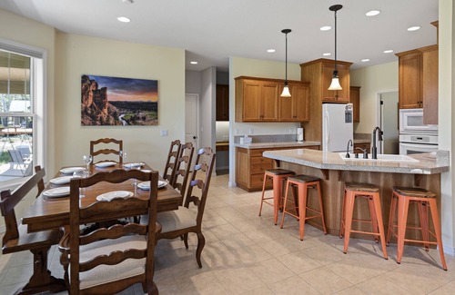 Three Rivers Casa | Gorgeous 5-Bedroom family friendly home with Hot Tub! Perfect for kids and pups!