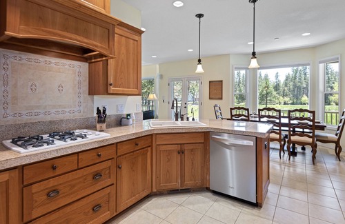 Three Rivers Casa | Gorgeous 5-Bedroom family friendly home with Hot Tub! Perfect for kids and pups!