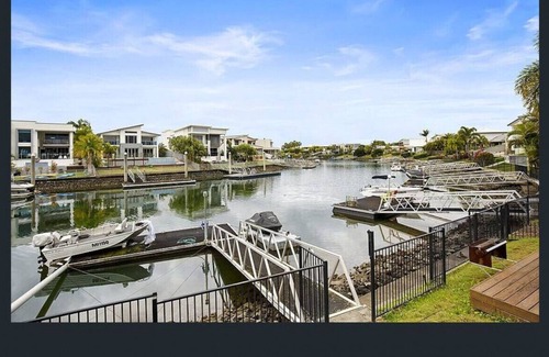 Helensvale Casa | Gorgeous 5brm Waterfront home